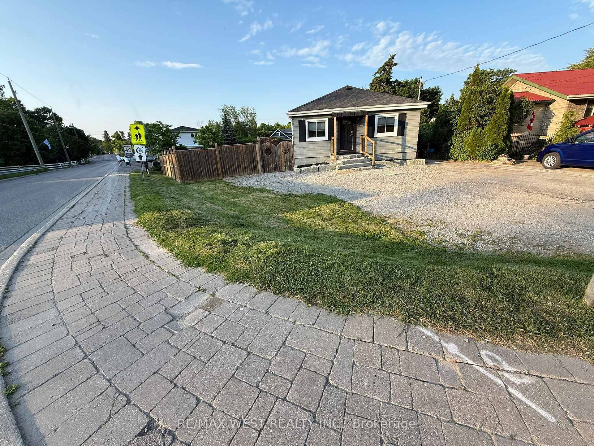 Charming Home in the Heart of Glen Williams.