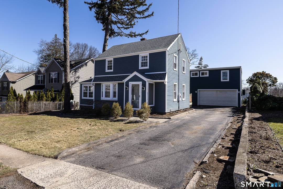 Flexible North Stratford compound with separate guest in law apartment and resort style backyard.
