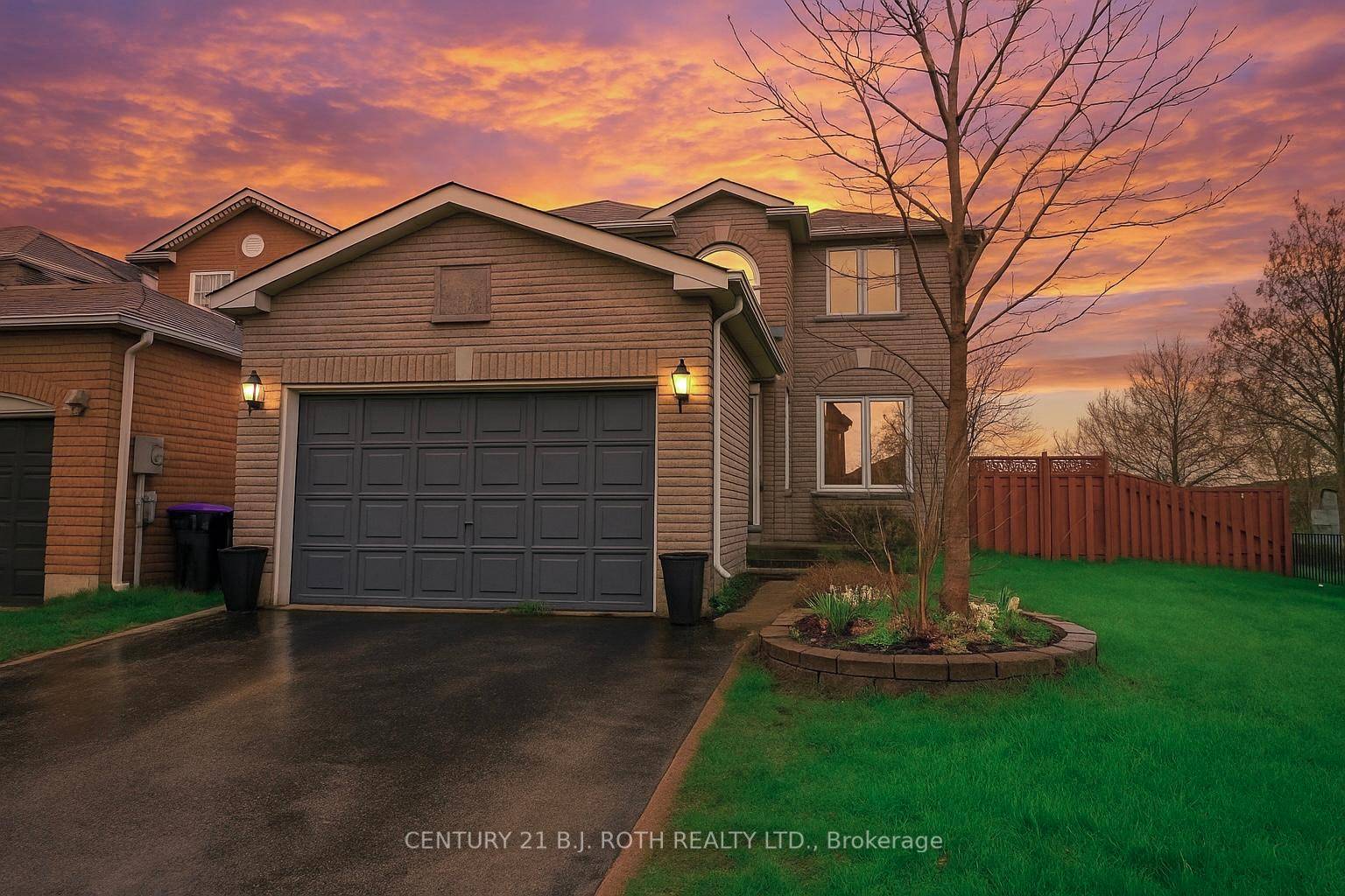 Lovingly Maintained Family Home in Lakeside Community.