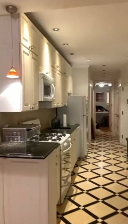 Bright and beautiful 2 bedroom in the heart of midtown !