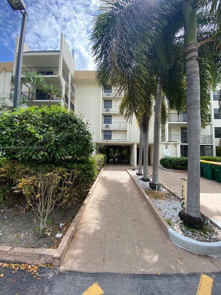 Beautiful corner unit on the 4th floor with Lobby entrace very securite located it in a quite community close to everything.