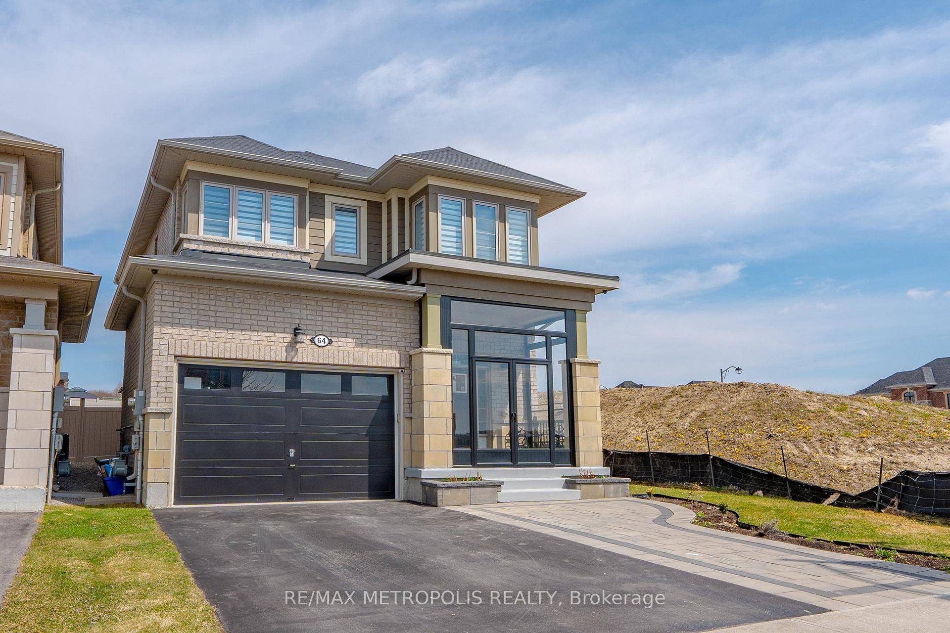 Welcome to 64 Kiteley Cres in the luxurious community of Sharon Village !