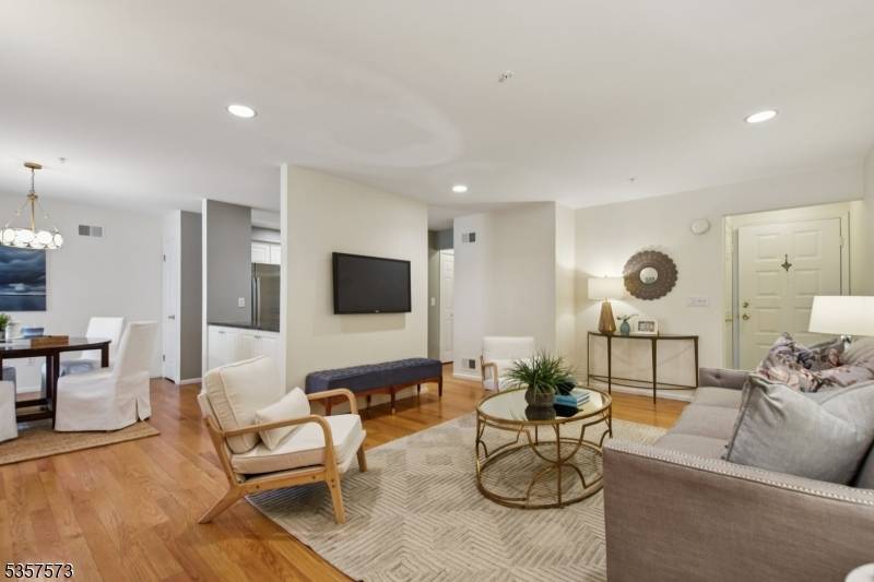 Almost 2000 sq ft worth of living space, this fabulous 2 bedroom 2.