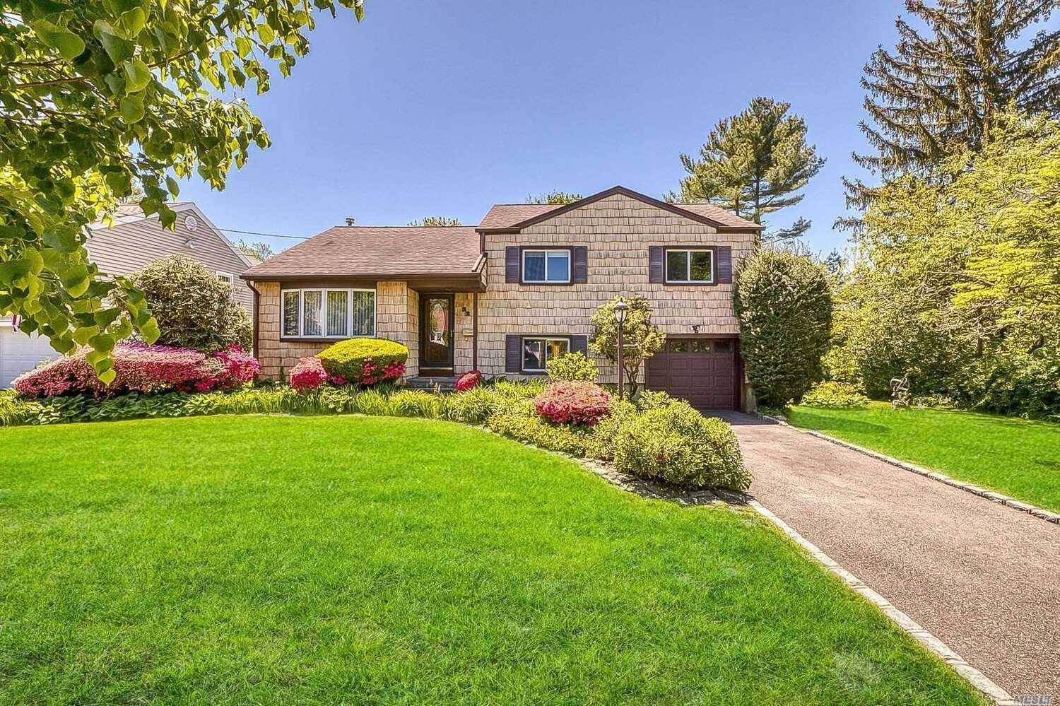 Move right in to this lovely 3 bedroom 1.