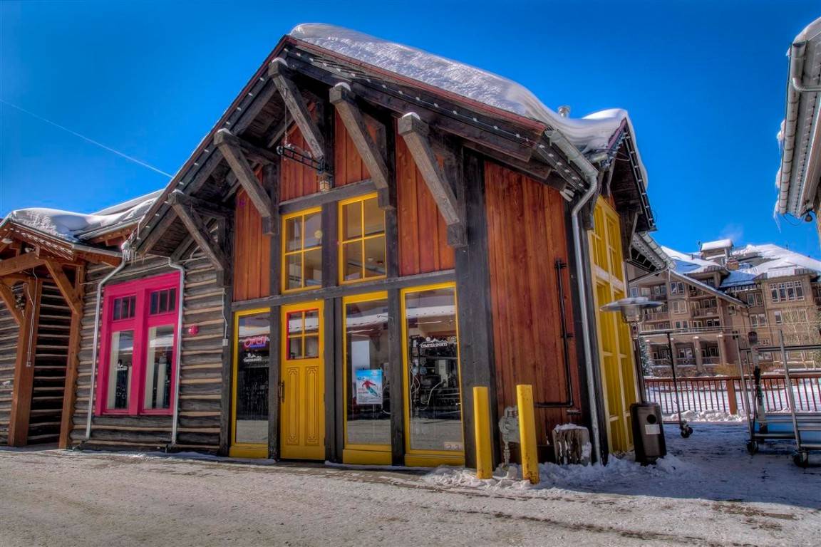 Stand alone space flexible as restaurant or retail space.