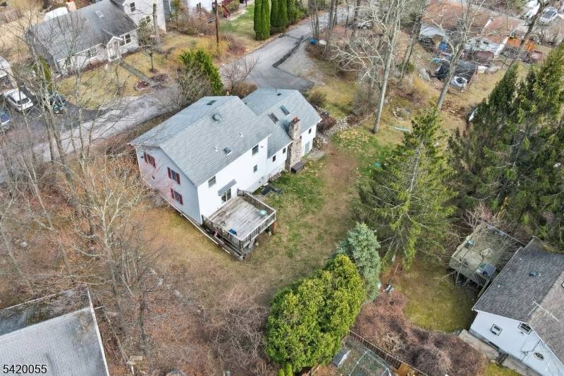 Charming Home Located In Lindy's Lake Association.