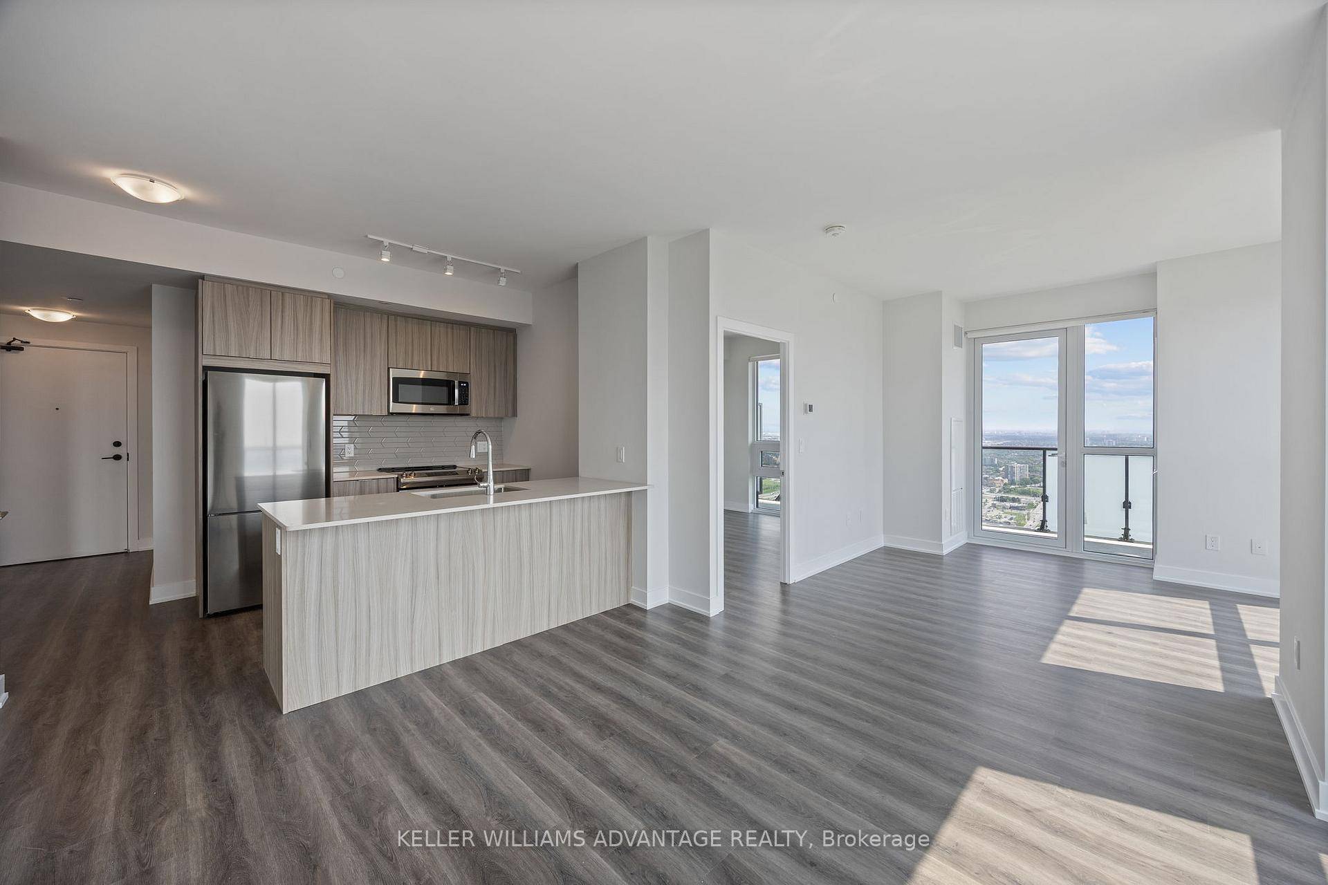Luxury City Centre Living Sunrise Model 866 SQF With Premium Parking amp ; Locker On 4th Floor Above Ground !