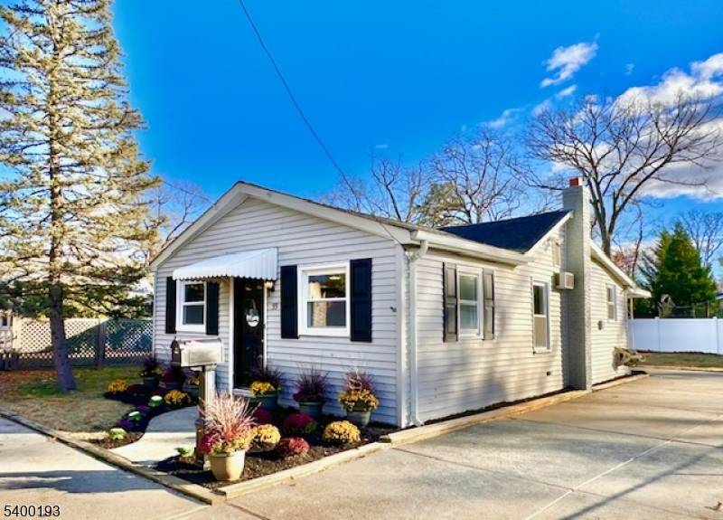 Located in the Devoe Lake area of Spotswood on the Monroe Border, this 1 bedroom ranch sits on a 50x100 lot Freshly Painted Interior All new Flooring with Luxury Vinyl ...