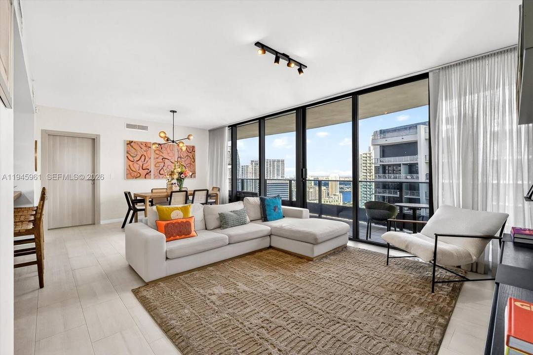 Located in the heart of Brickell, this contemporary and luxurious 2 bedroom, 2.