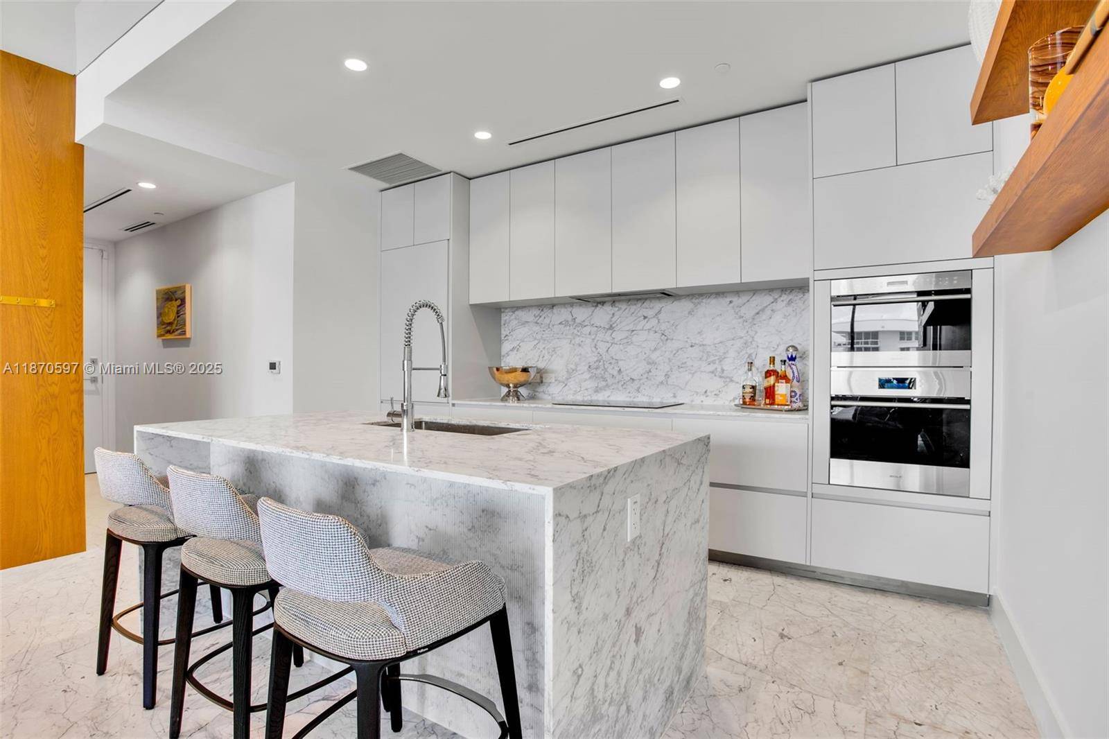 Set above Miami Beach s iconic Millionaire s Row, residence 1105 at 57 Ocean offers a refined blend of natural warmth and modern sophistication.