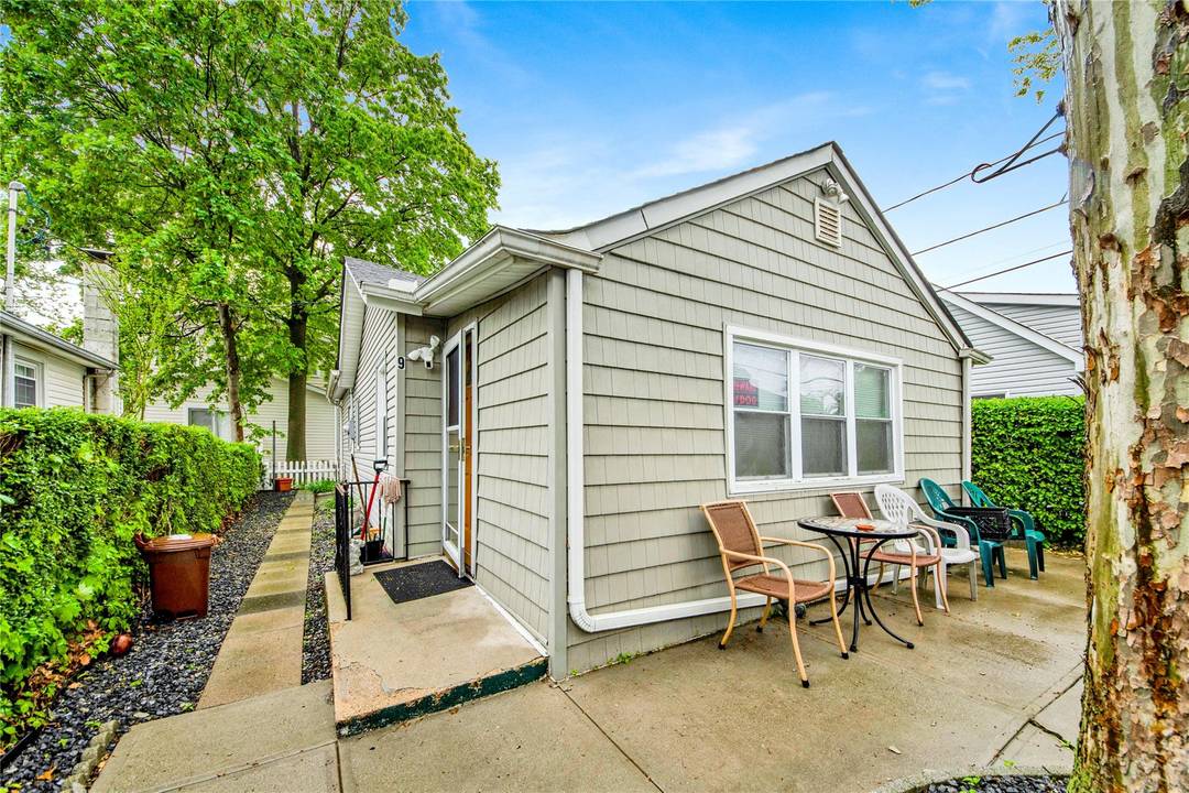 Welcome to 9 Magnolia Place, Bronx, NY 10465 a charming and sun filled 2 bedroom, 1 bath co op located in the desirable Throggs Neck neighborhood.