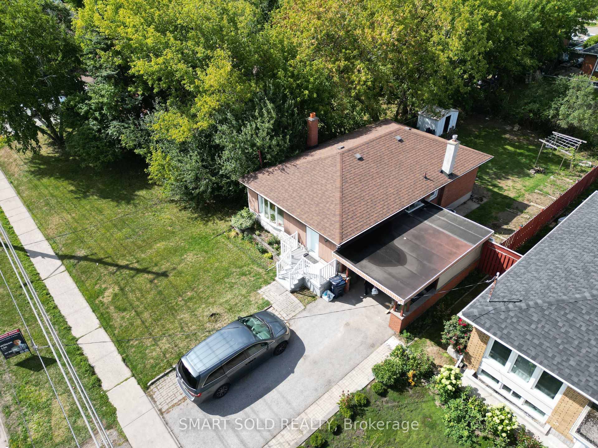 Move in ready bungalow in the highly sought after Bendale community.