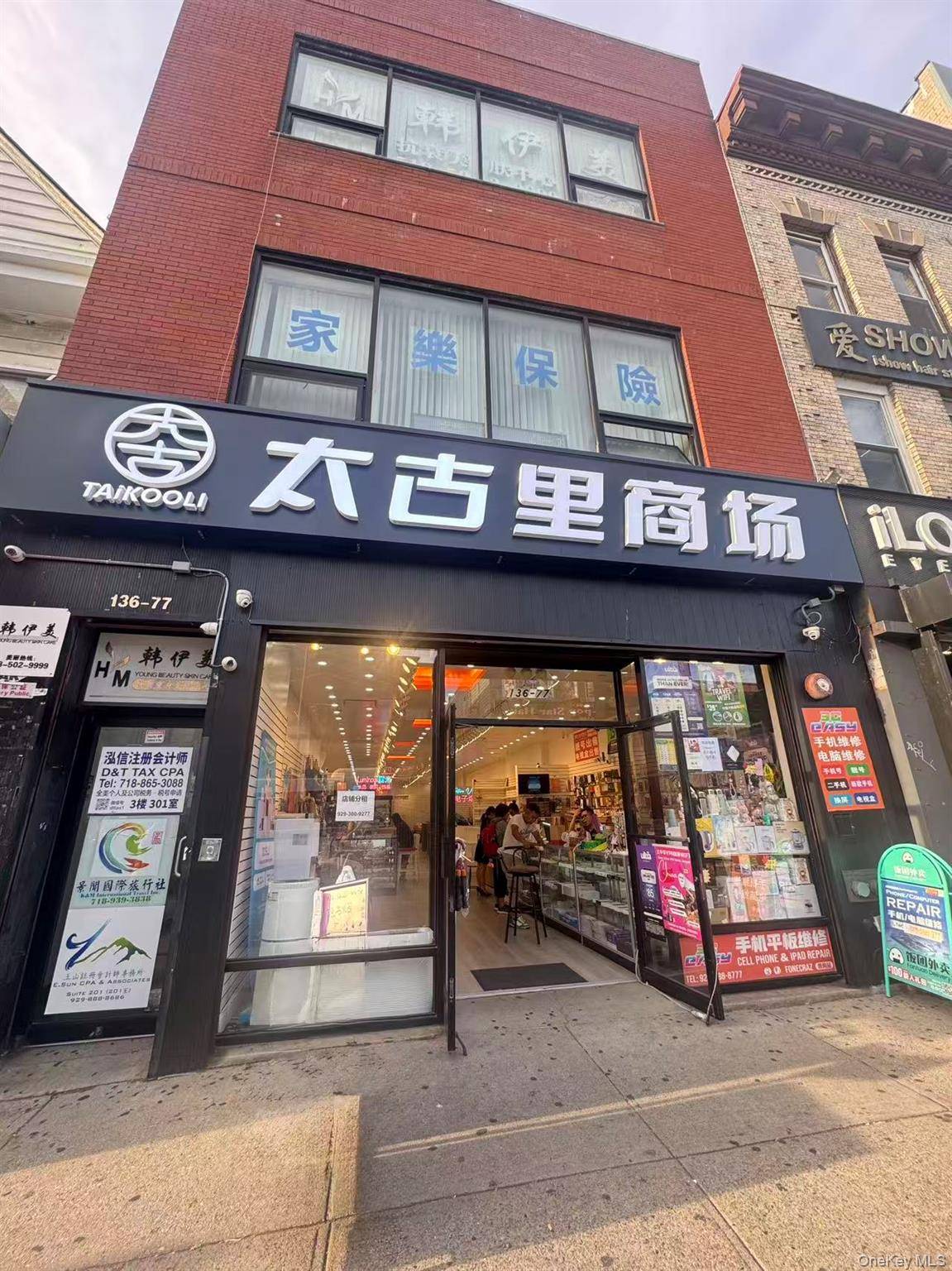 Prime Flushing Retail Spaces for Lease Store Front Located in the heart of Flushing, across from Macy s, inside a beautiful shopping mall with heavy foot traffic.