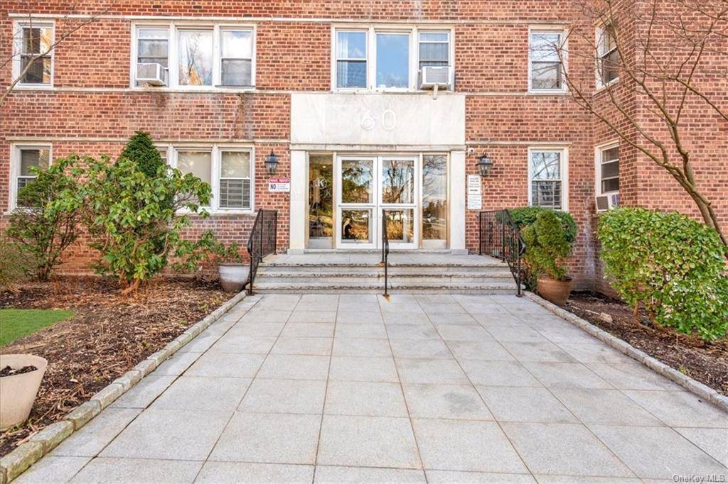 ACCEPTED OFFER. pacious 1 bedroom in Knolls Crescent which is conveniently located in Spuyten Duyvil.