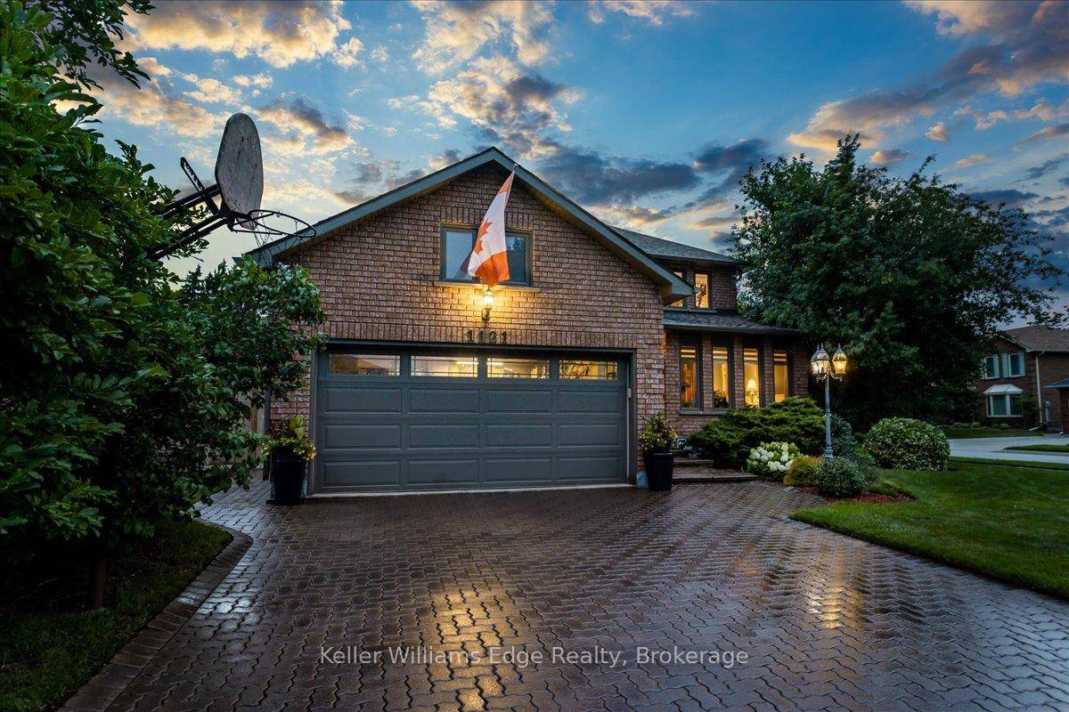 Welcome to luxury living in this stunning 4 2 bedroom home nestled in the heart of Glen Abbey, Oakville's most coveted family friendly community.