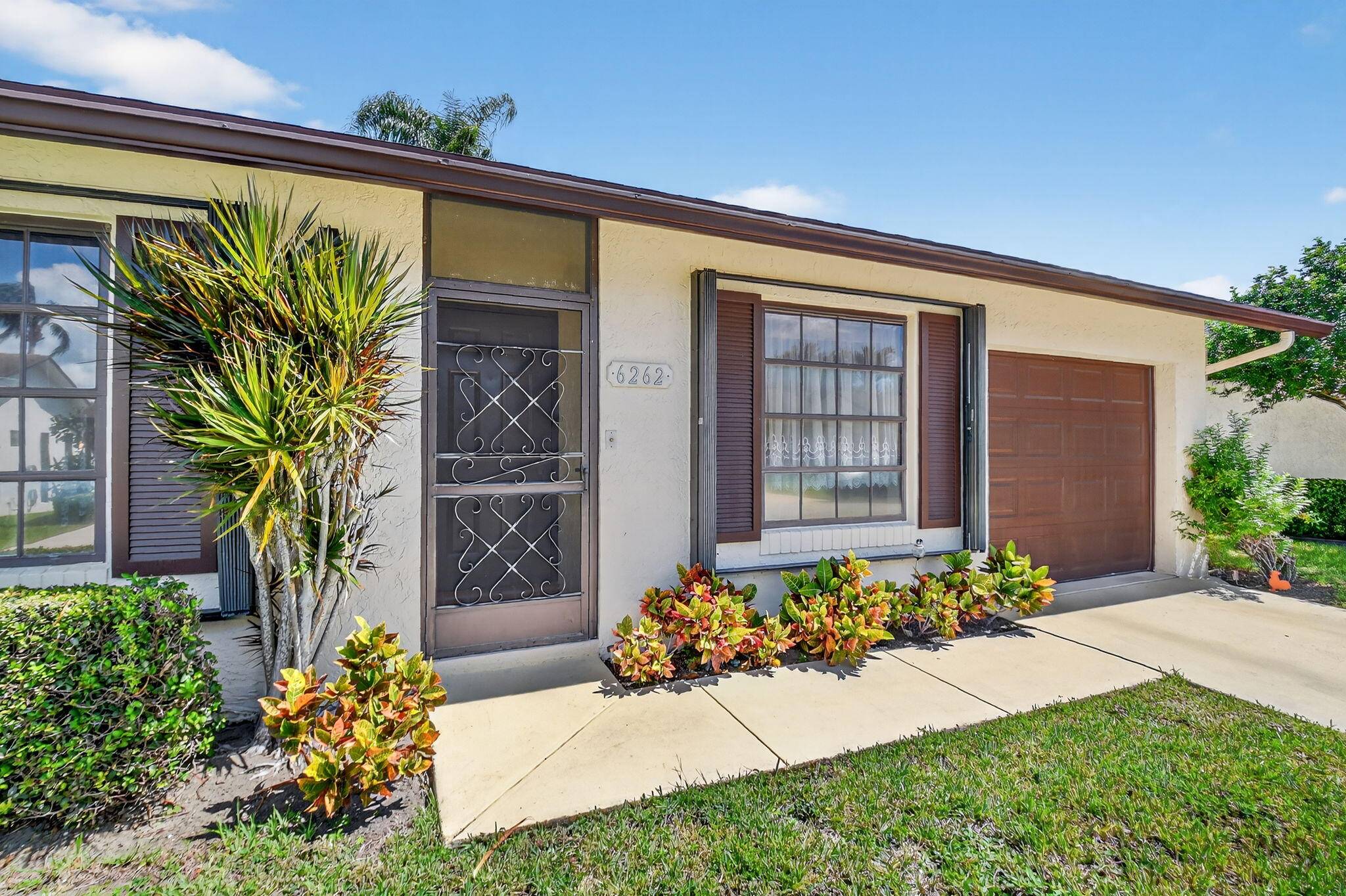 Lovely 2 Bedroom Den Home in Desirable, 55 Buttonwood West Community.