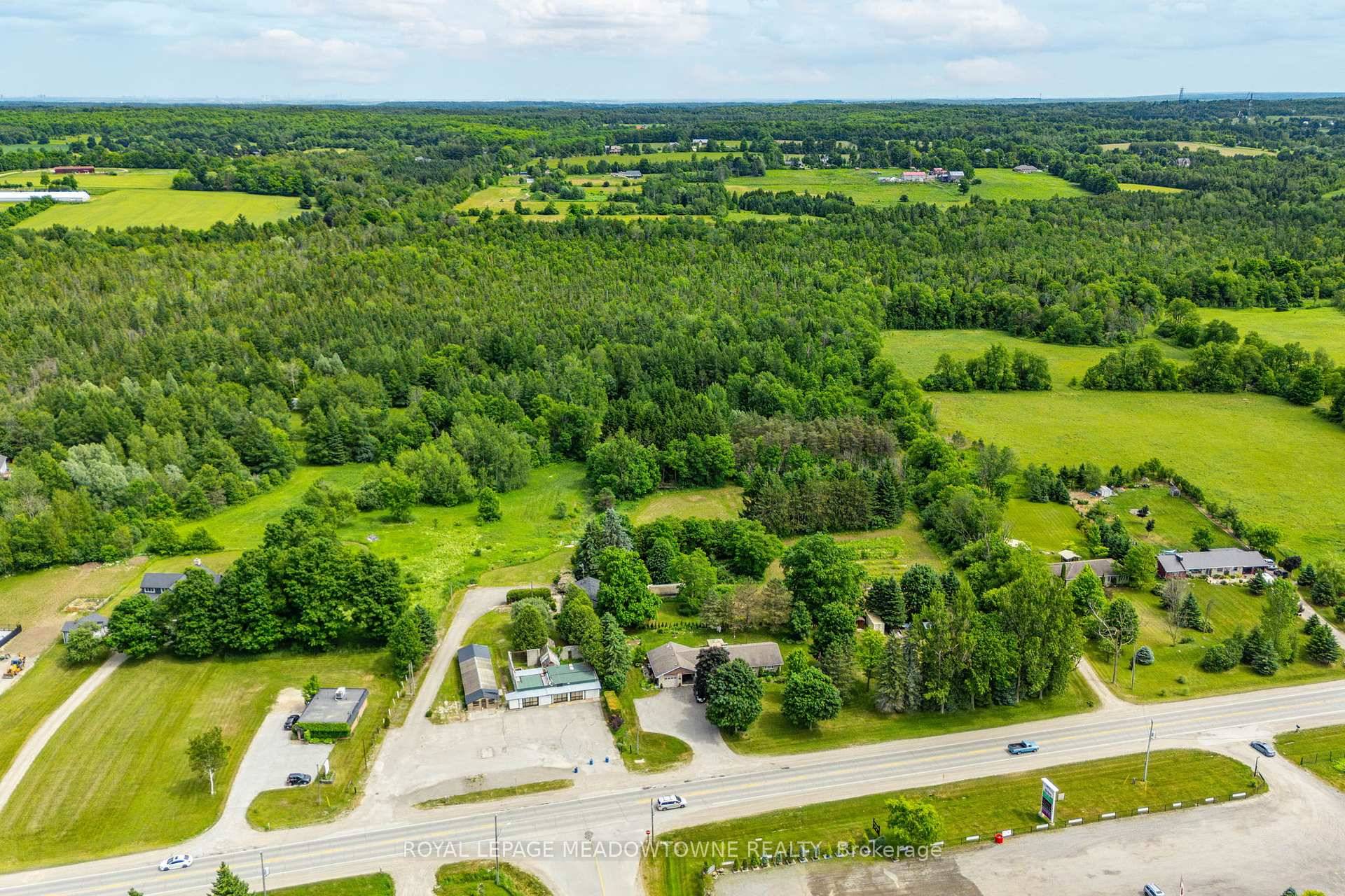 Experience the best of country living with commercial potential in this rare Erin property, moments from downtown !