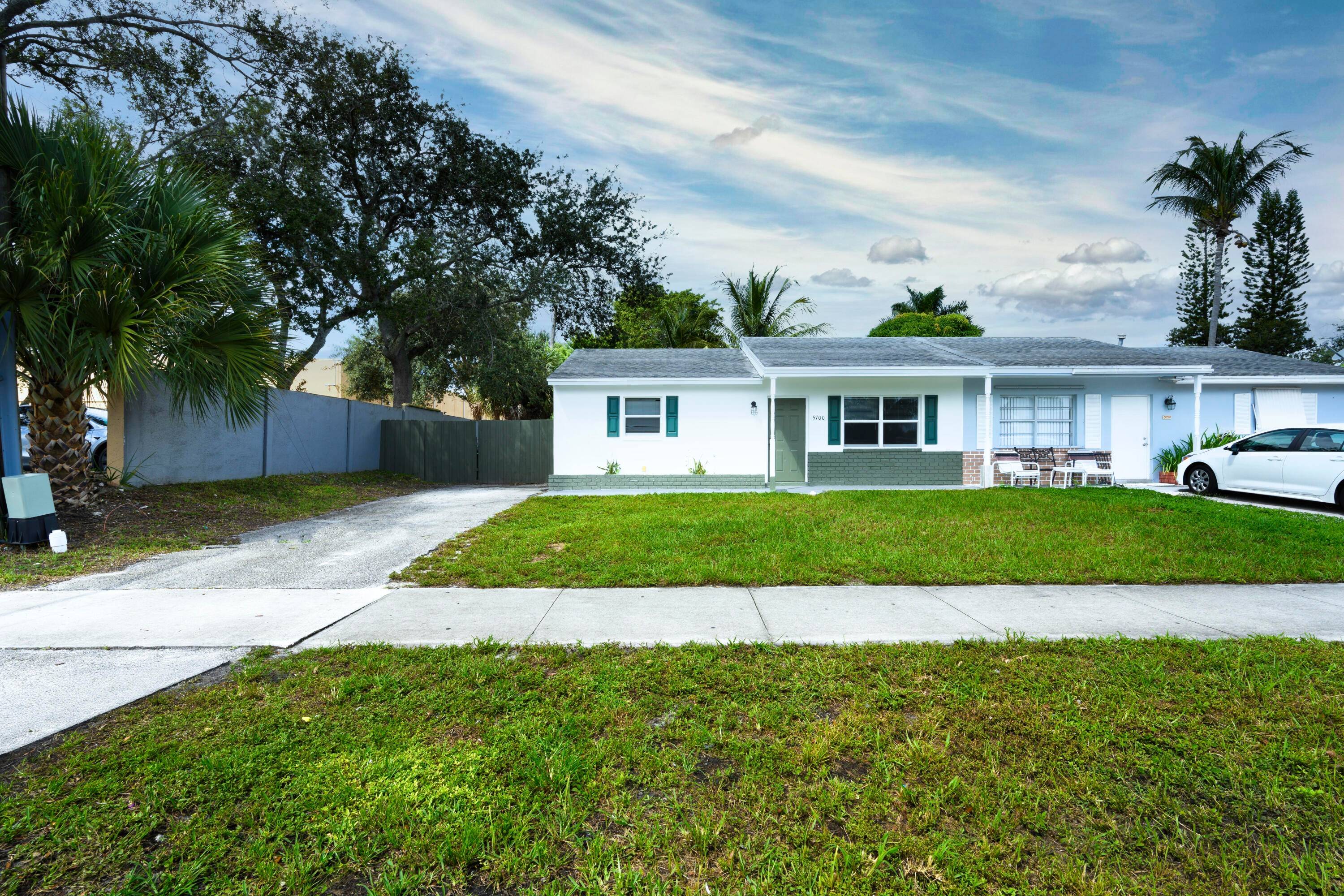 Charming 3 bedroom, 2 bathrooms villa style home with plenty of space to park cars or boat, NO HOA.