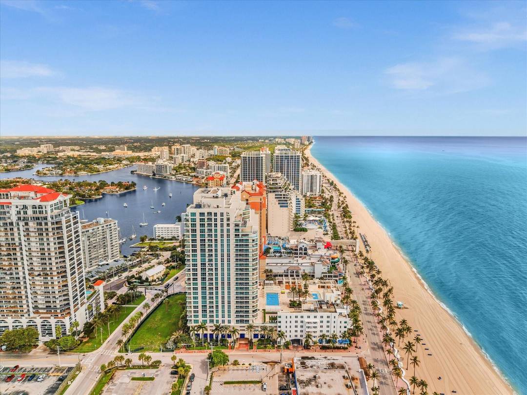 CORNER 2 BED, 2 BATH RESIDENCE AT THE PRESTIGIOUS LAS OLAS BEACH CLUB.