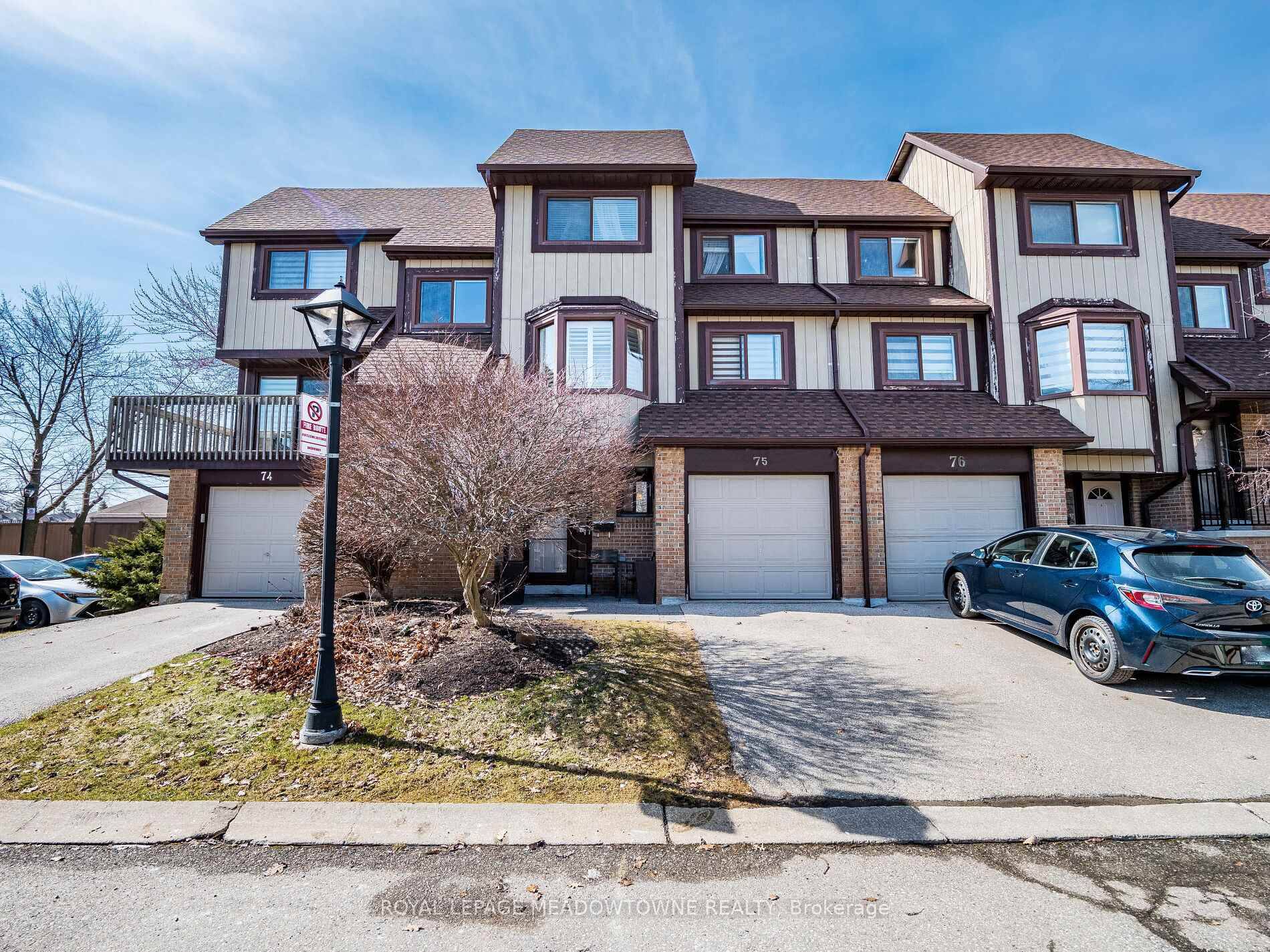 Charming Townhome in Meadowvale Steps to Everything !