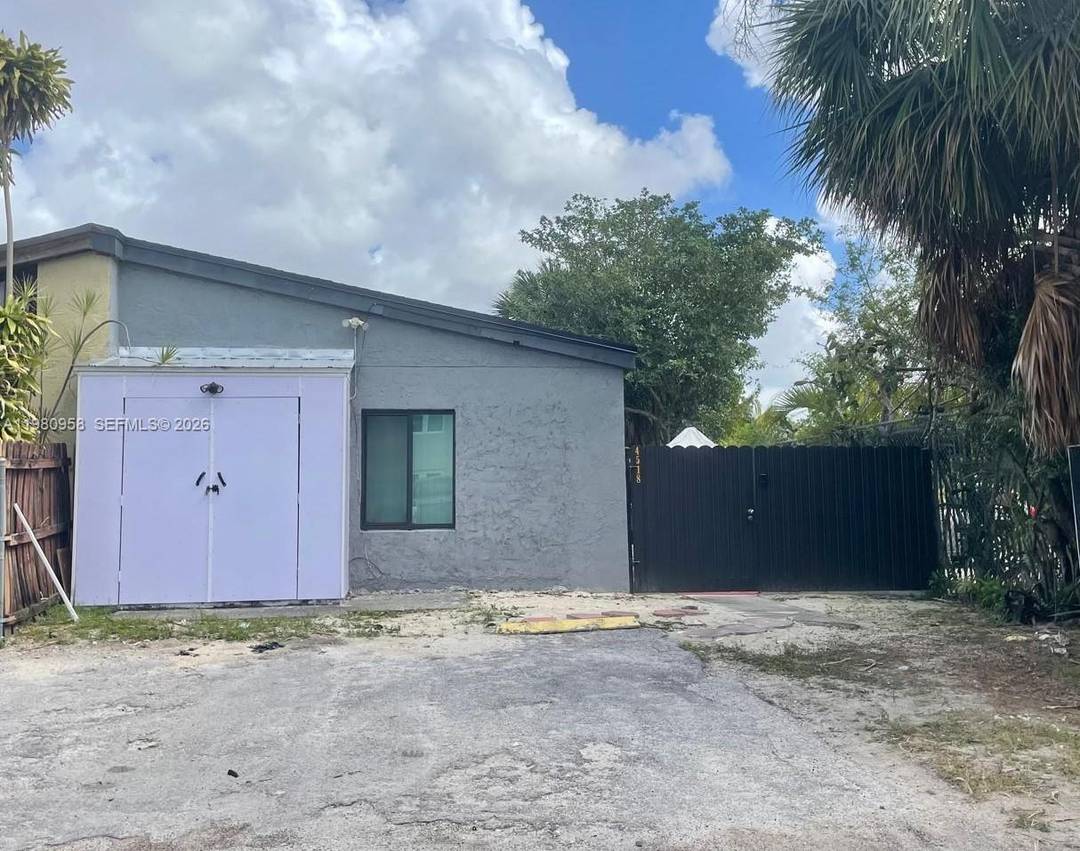 NO HOA ! ! Beautiful completed renovated townhouse, 2 bedrooms 1 bathroom.