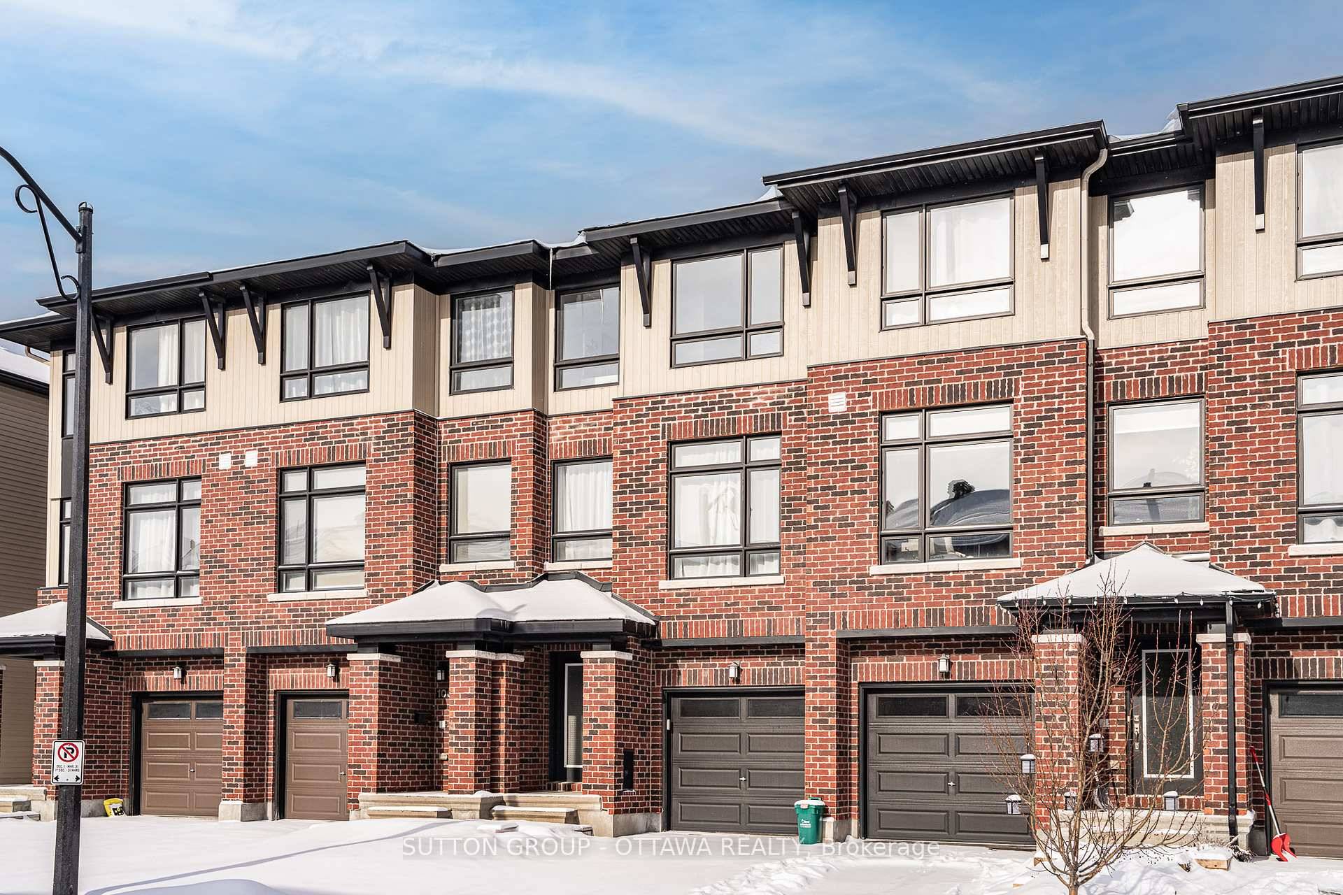 SOUTH FACING Townhome with direct access from LONGFIELDS DRIVE in Barrhaven !