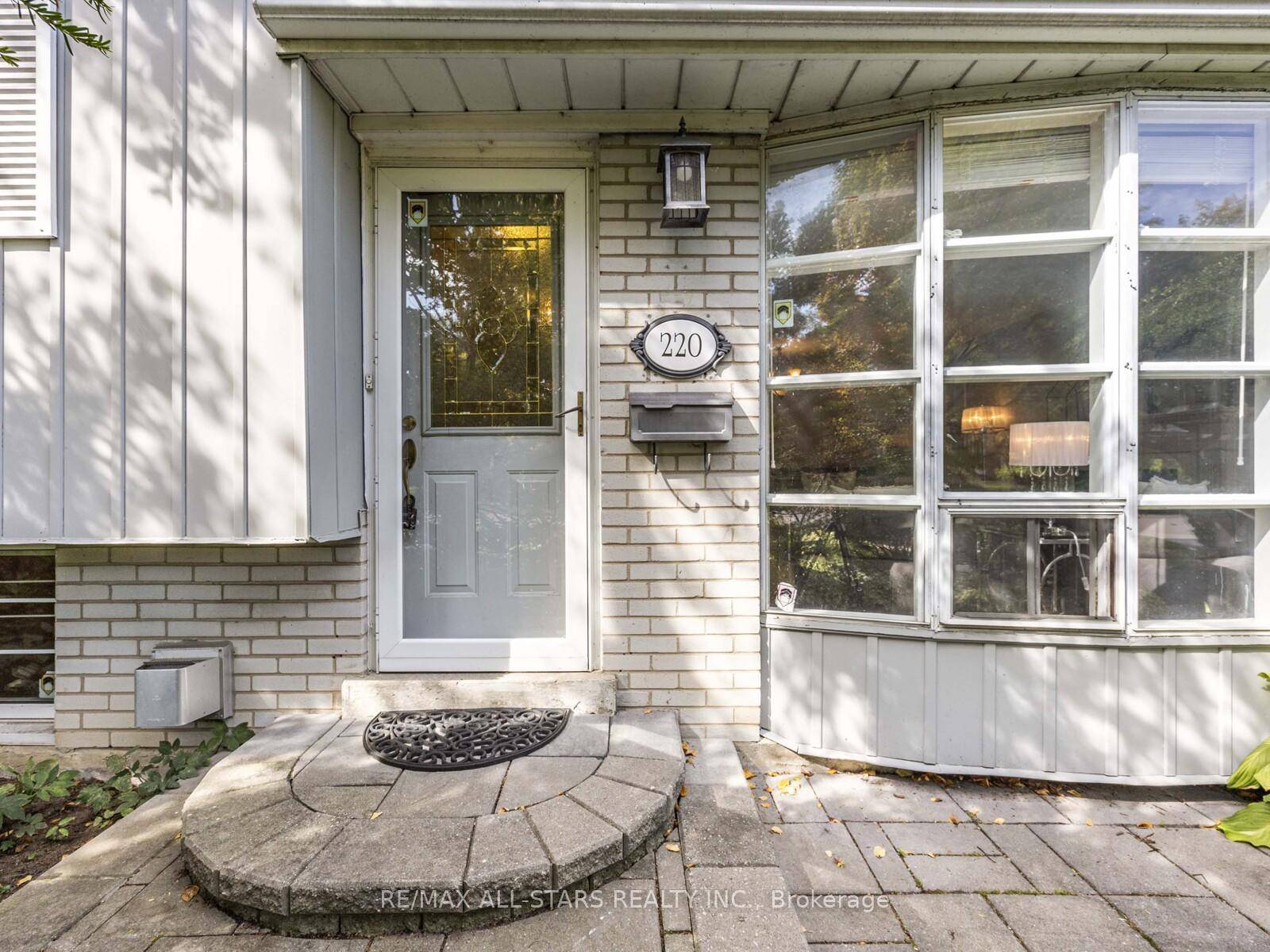 Welcome to coveted Guildwood Village !