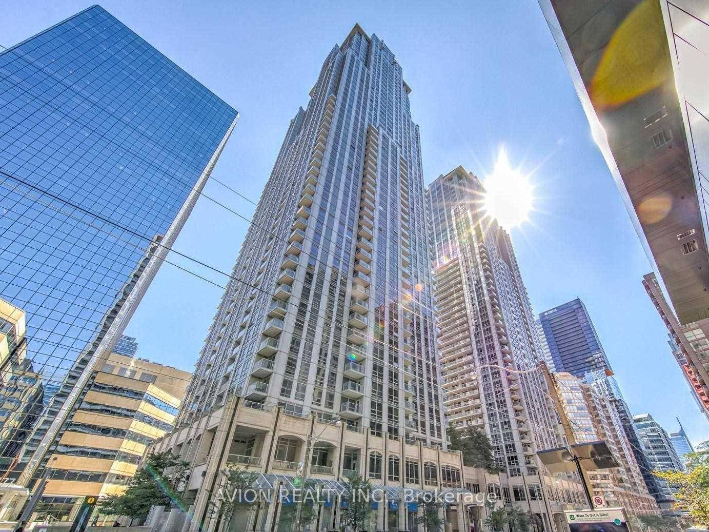 Prestigious College Park High Floor 1 Den, 2 Bath Condo with Parking amp ; LockerPerched on a higher floor in the renowned College Park South Tower, this spacious 1 bedroom ...