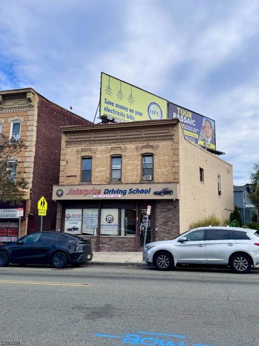 Excellent turn key mixed use investment opportunity, ideal for first time homebuyers or seasoned investors !