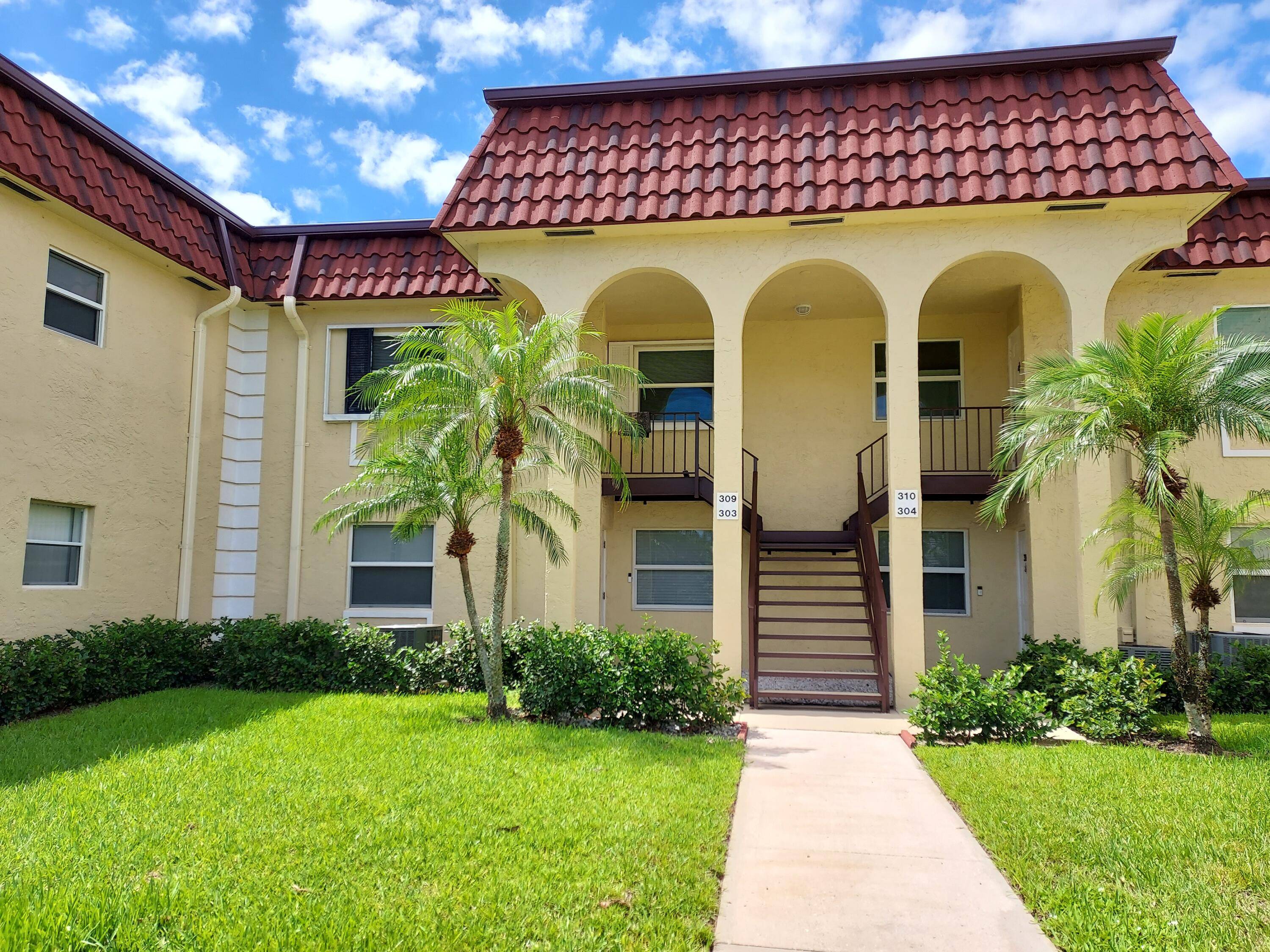 Clean, crisp and comfortable this unit is within walking distance to Jupiter Beach, fine dining, theatre, Jupiter's Riverwalk and only 20 minutes to PBI.