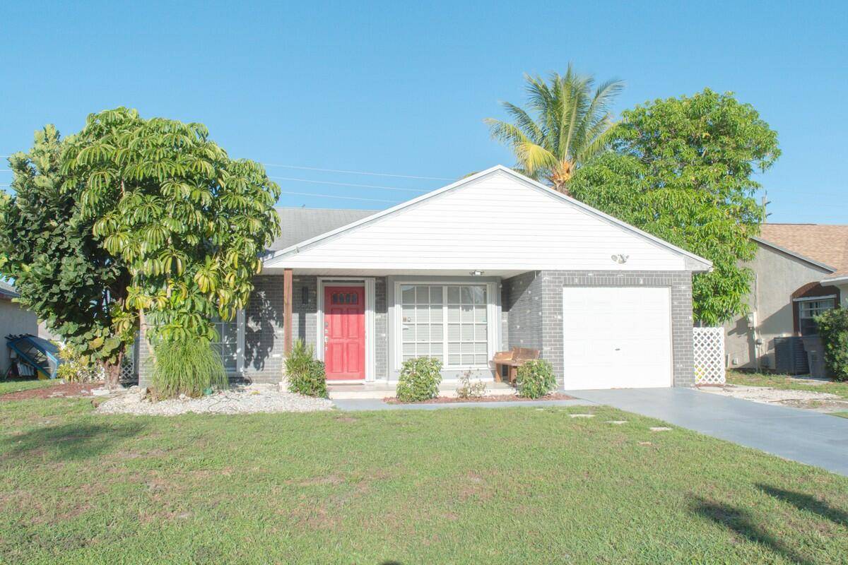 Hurry to take advantage of this lovely home located in the heart of Boynton Beach.