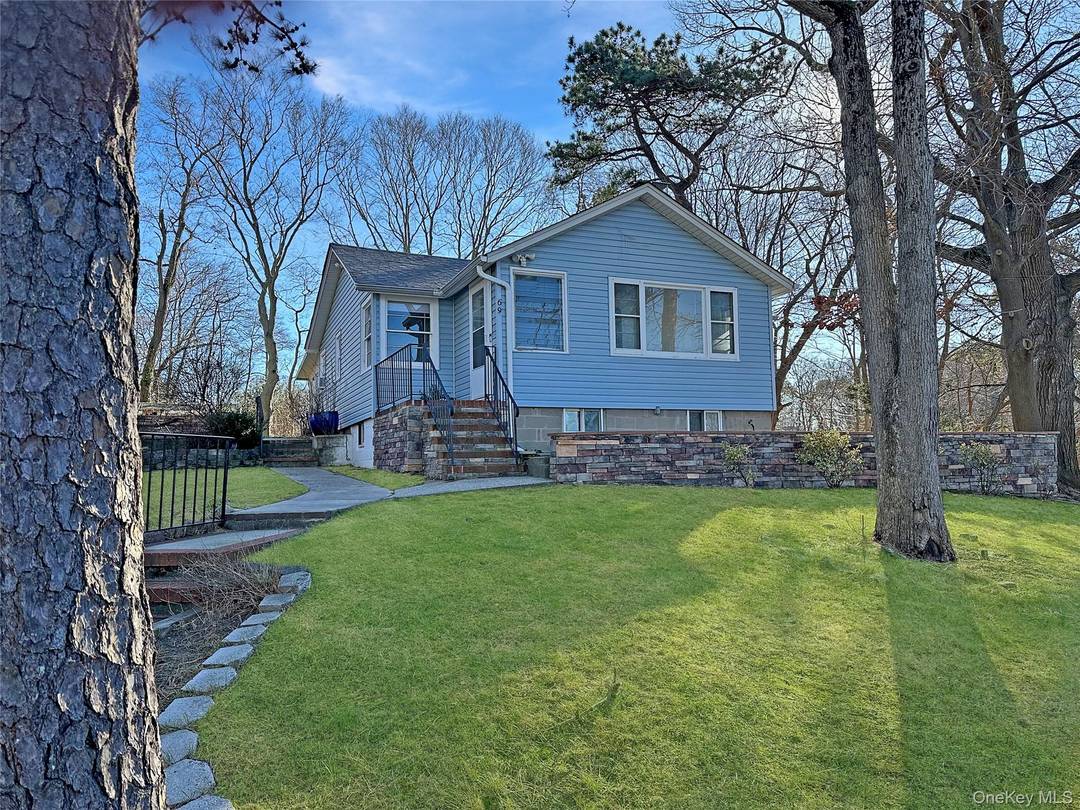 Cozy Beach Cottage in the heart of the Reeves Park Community of Riverhead.