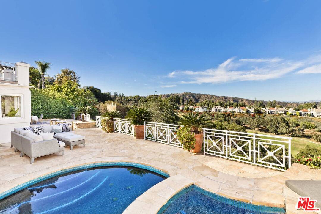2110   COUNTRY HILL LN Brentwood LA
