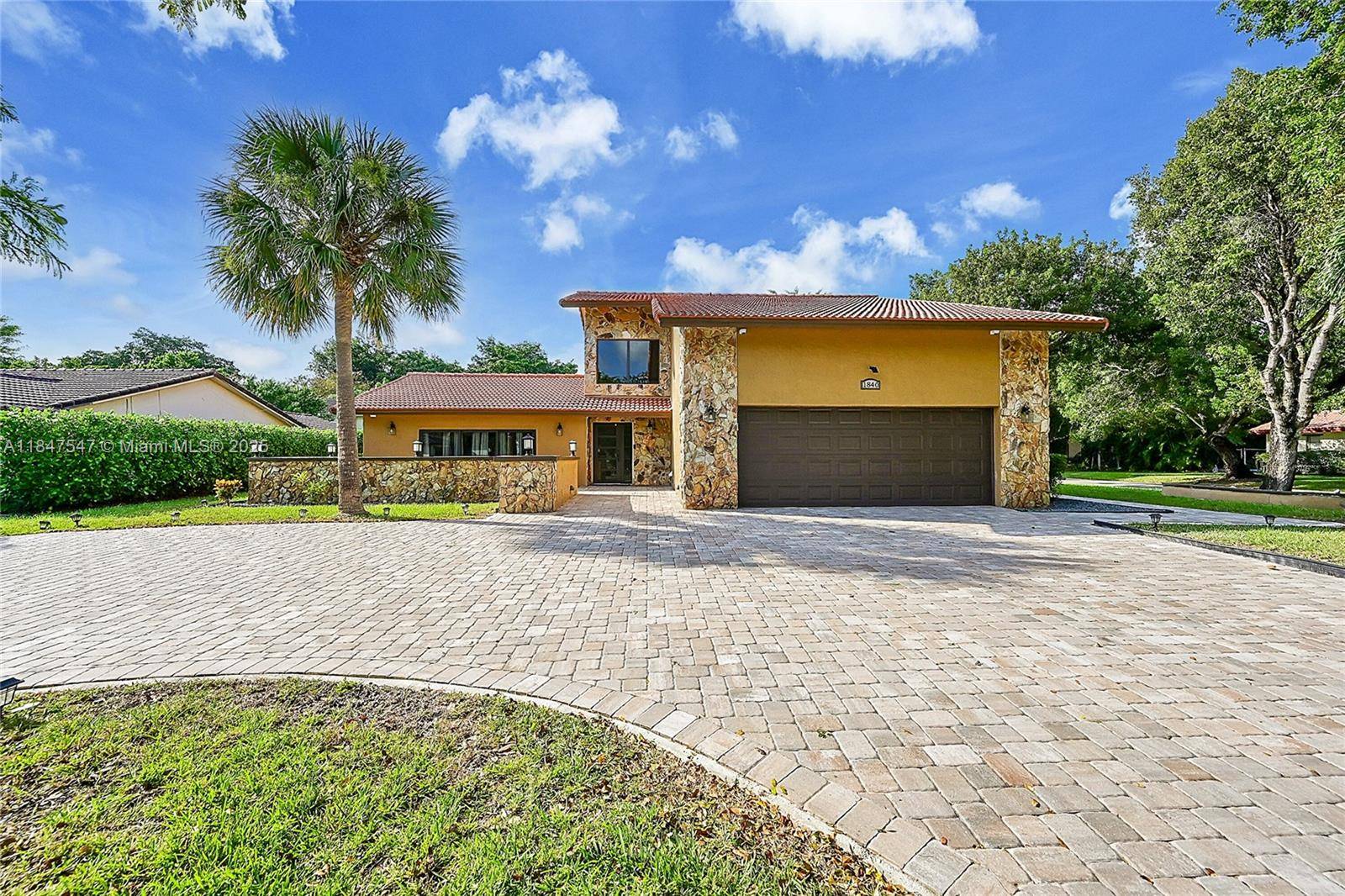 Welcome home ! Over 3500 sq.