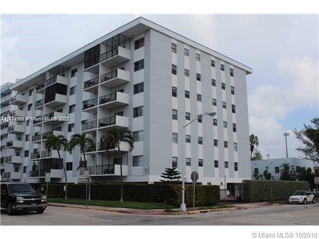 Large 1 1. 5 condo unit with remodeled kitchen, bathroom, stainless steel appliances in the Heart of SOUTH BEACH.