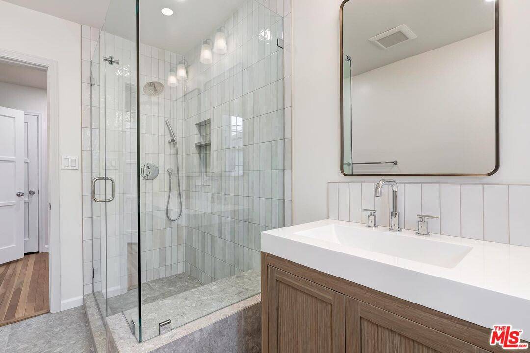 405 3/4  Shirley Pl 2BR Beverly Hills La