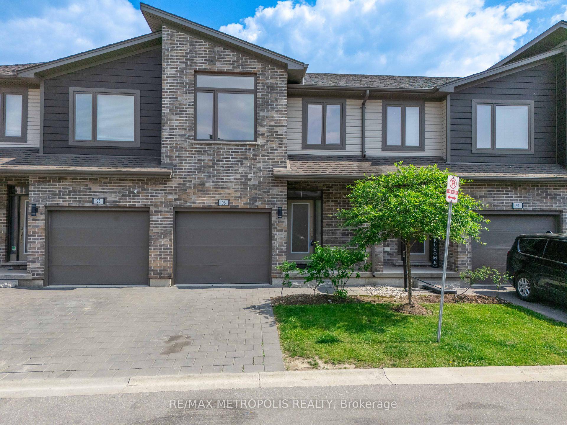 Absolutely stunning 2 storey townhouse with finished basement with 3 piece washroom in the rec room area.