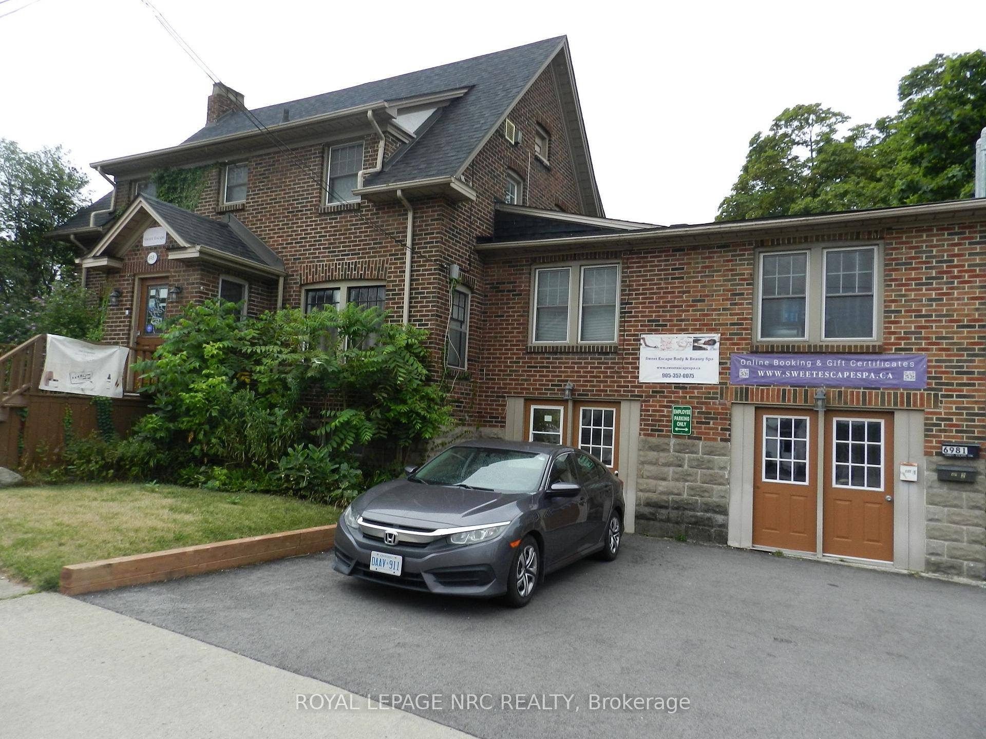 COMMERCIAL UNIT LOCATED IN A HIGH TRAFFIC AREA OF NIAGARA FALLS.