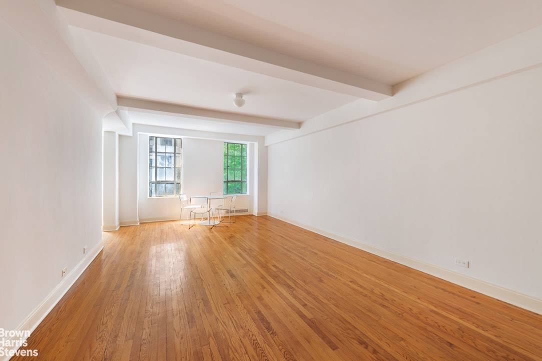 Welcome to this architecturally designed alcove studio in the renowned Parc Vendome.