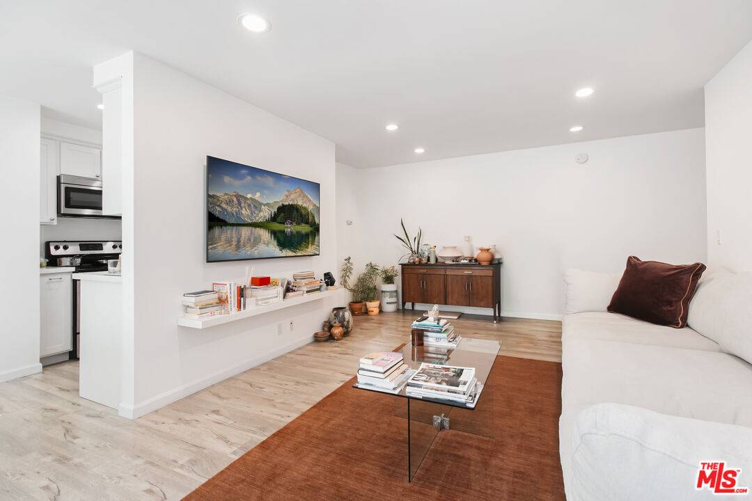 525  N Sycamore Ave 1BR Hancock Park La
