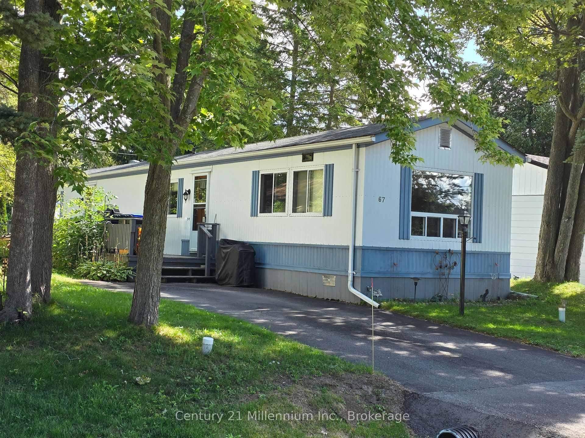 TLC Needed ! Unlock the potential of this charming 2 bedroom, 1 bathroom unit, ideally located in the vibrant heart of Wasaga Beach.
