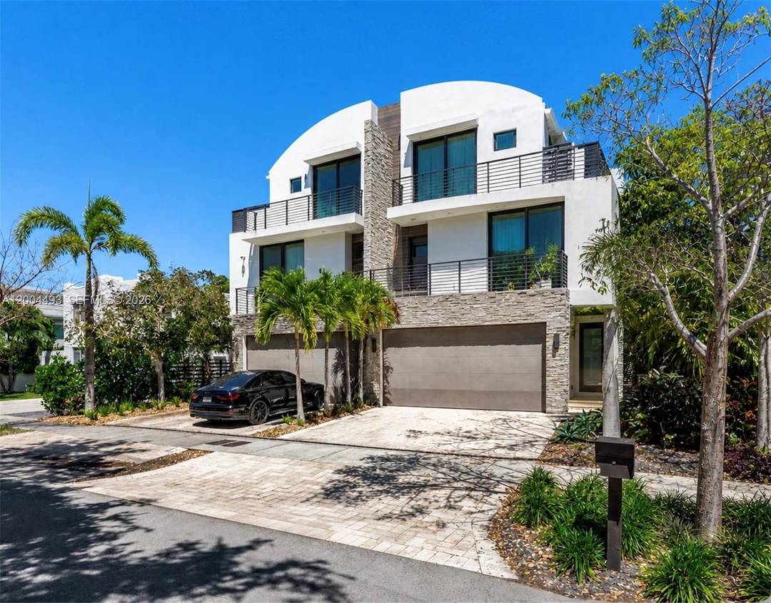 Modern luxury meets thoughtful design in this exceptional tri level Victoria Park townhome, just moments from Las Olas dining, shops, parks, and close to great schools.