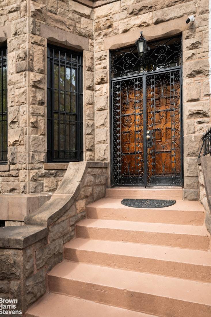 HIGH CEILINGS The late Nineteenth Century architects of Manhattan townhouses thought 11 to 13 foot parlor floor ceiling heights were about right.
