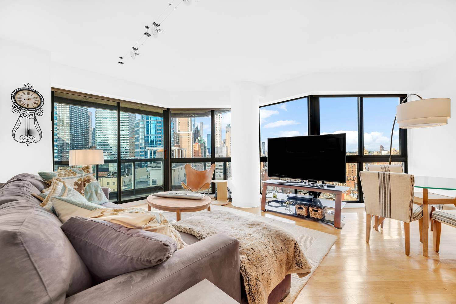 High floor stunning one bedroom, with terrace !