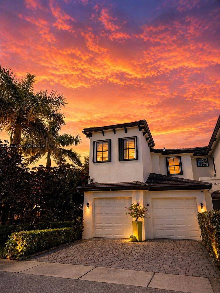 Beautiful Corner Townhouse in Gated Community !
