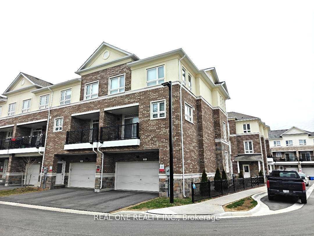 4 Bedroom End Unit Townhouse Located In Top Community Bright, Spacious amp ; Practical Layout Steps To Home Depot, Food Basic, Shops, Restaurants, Cafe Mins To Mount Joy Go Station.