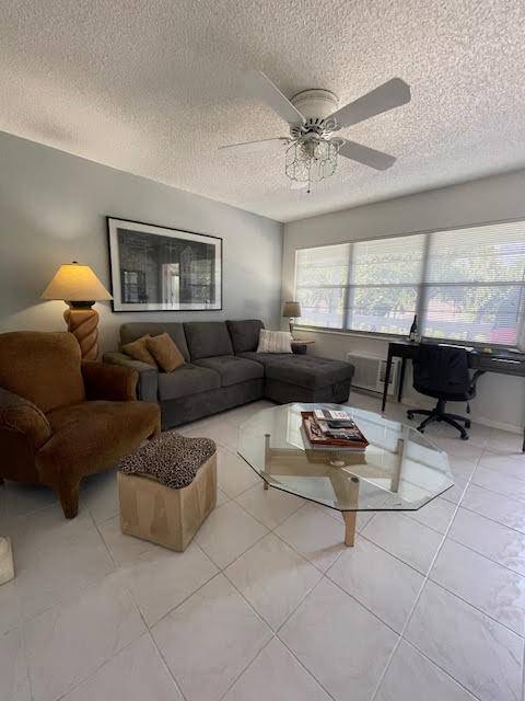 BEAUTIFUl, CLEAN 1 bedroom, 1 baths condo on the second floor.