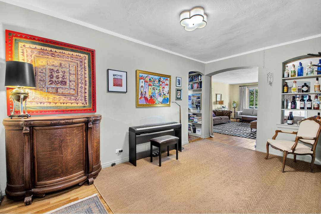 Welcome to Gracie Gardens a luxury Coop built in 1942 on the Upper East Side.