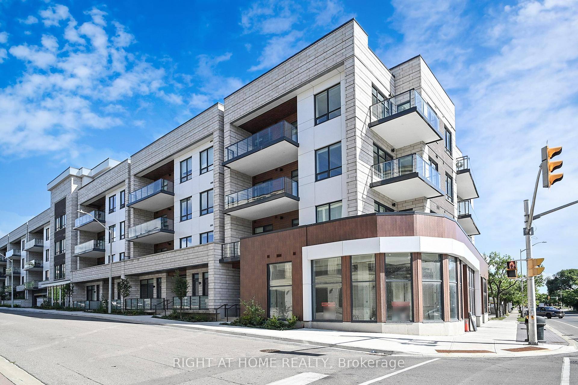 Experience elegance and convenience at The Berkshire Residences, just steps from Lake Ontario, Oakville Harbour, and vibrant downtown shops and restaurants.