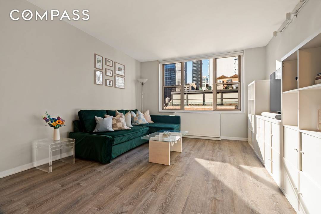 Welcome home to this beautifully renovated, light filled one bedroom on the 17th floor of one of Murray Hill s most coveted white glove cooperatives.